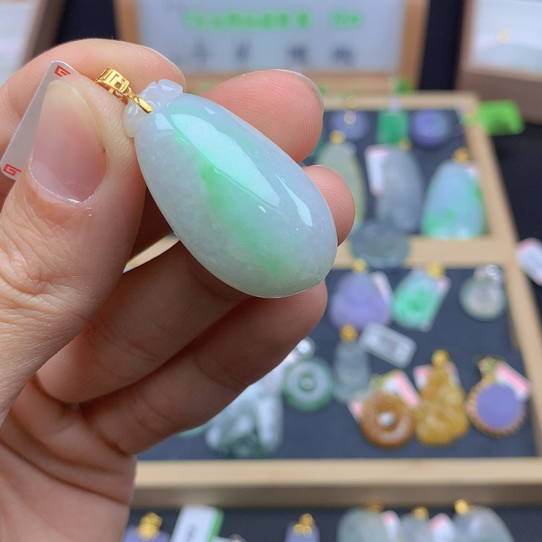 翡翠颈饰18K金镶嵌翡翠