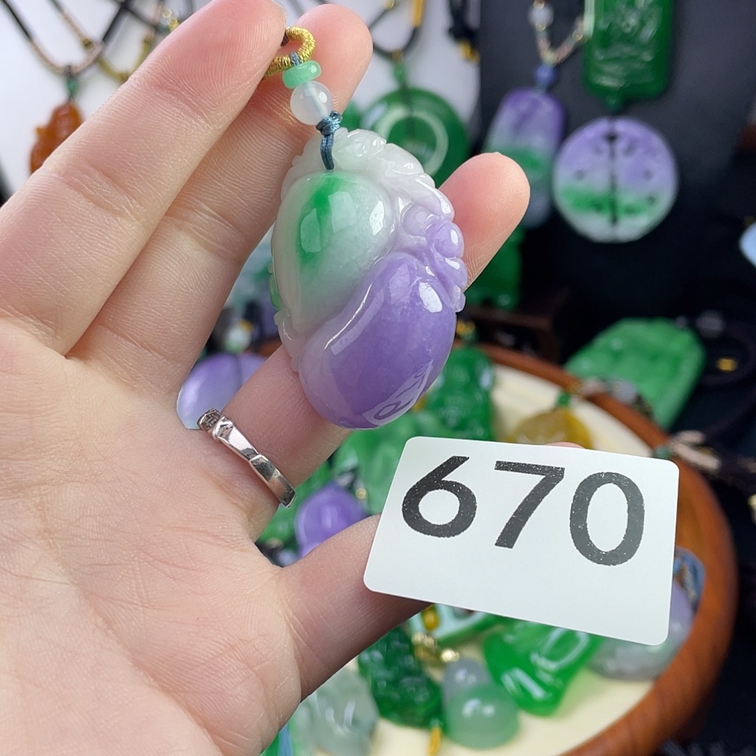 翡翠未镶嵌吊坠(赠链)