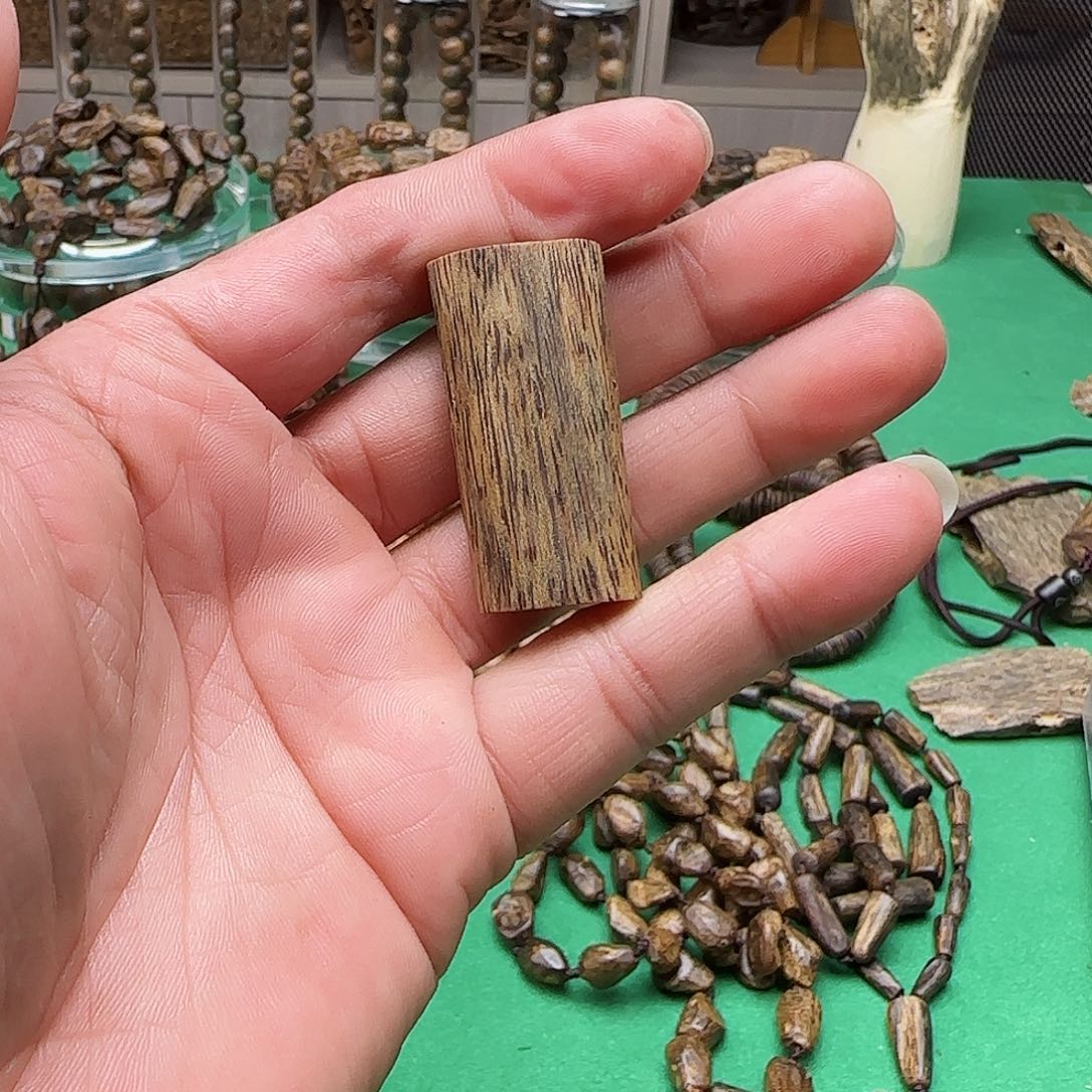 沉香吊坠?*令海南白棋5克