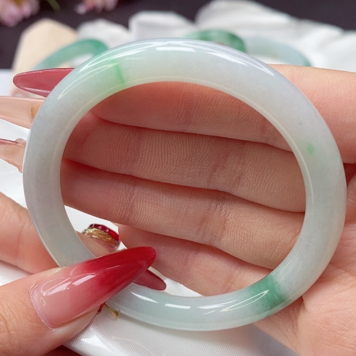 翡翠手镯未镶嵌56圈