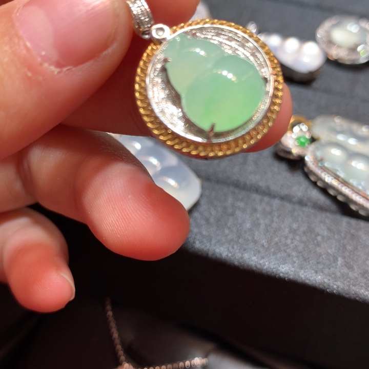 【闪购商品】颈饰18K金镶嵌翡翠翡翠