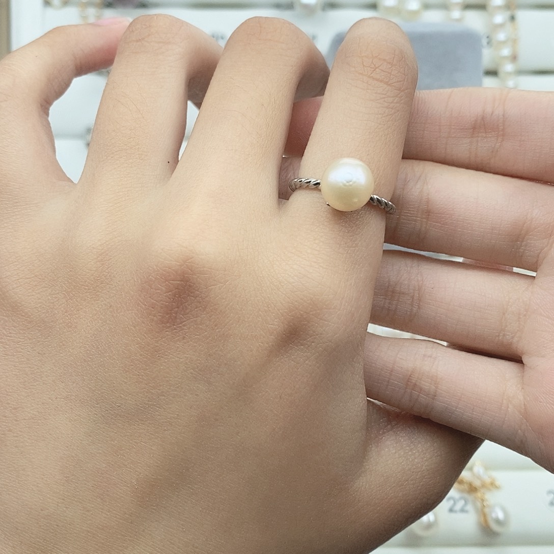 今***睡未镶嵌淡水珍珠戒指