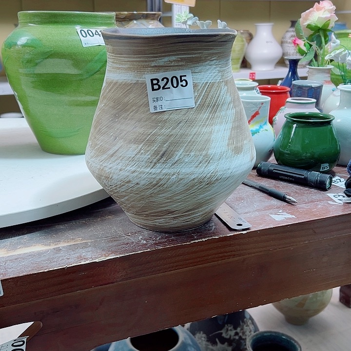 摆件高25口13。陶瓷好摆件。  205