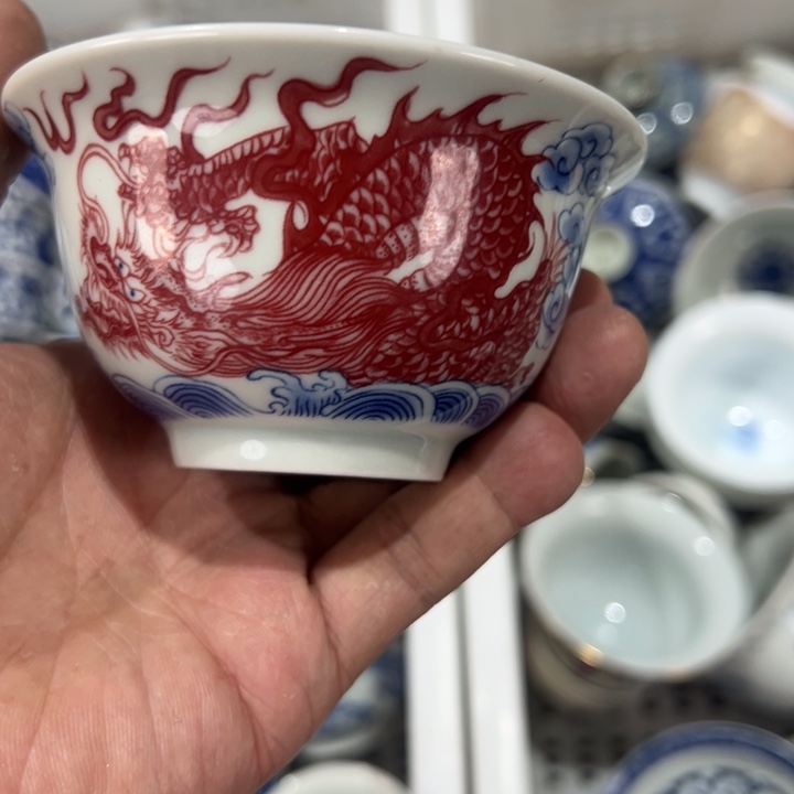 瓷片白青花釉里红穿云龙压手杯微瑕