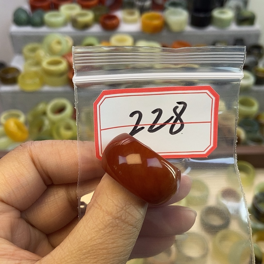 黄***娘蛇纹石玉未镶嵌戒指