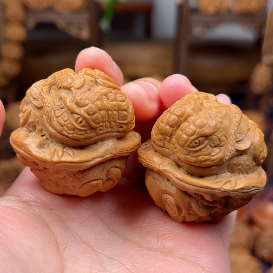 核桃把件曼巴金蟾