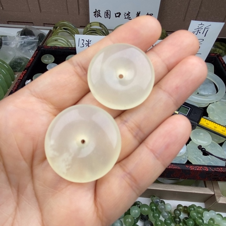 何***强蛇纹石玉未镶嵌颈饰