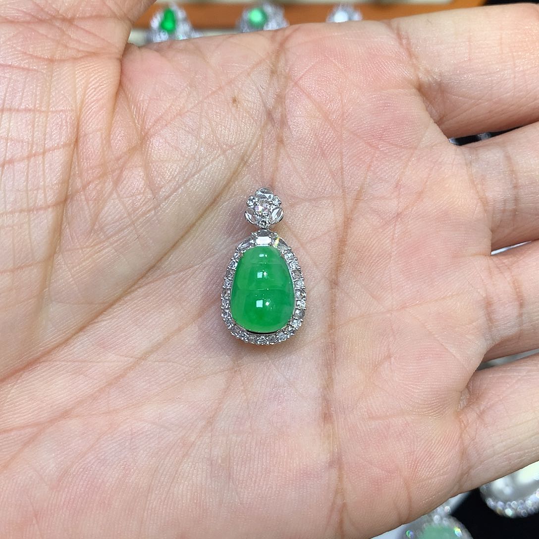 翡翠18K金镶嵌颈饰绿