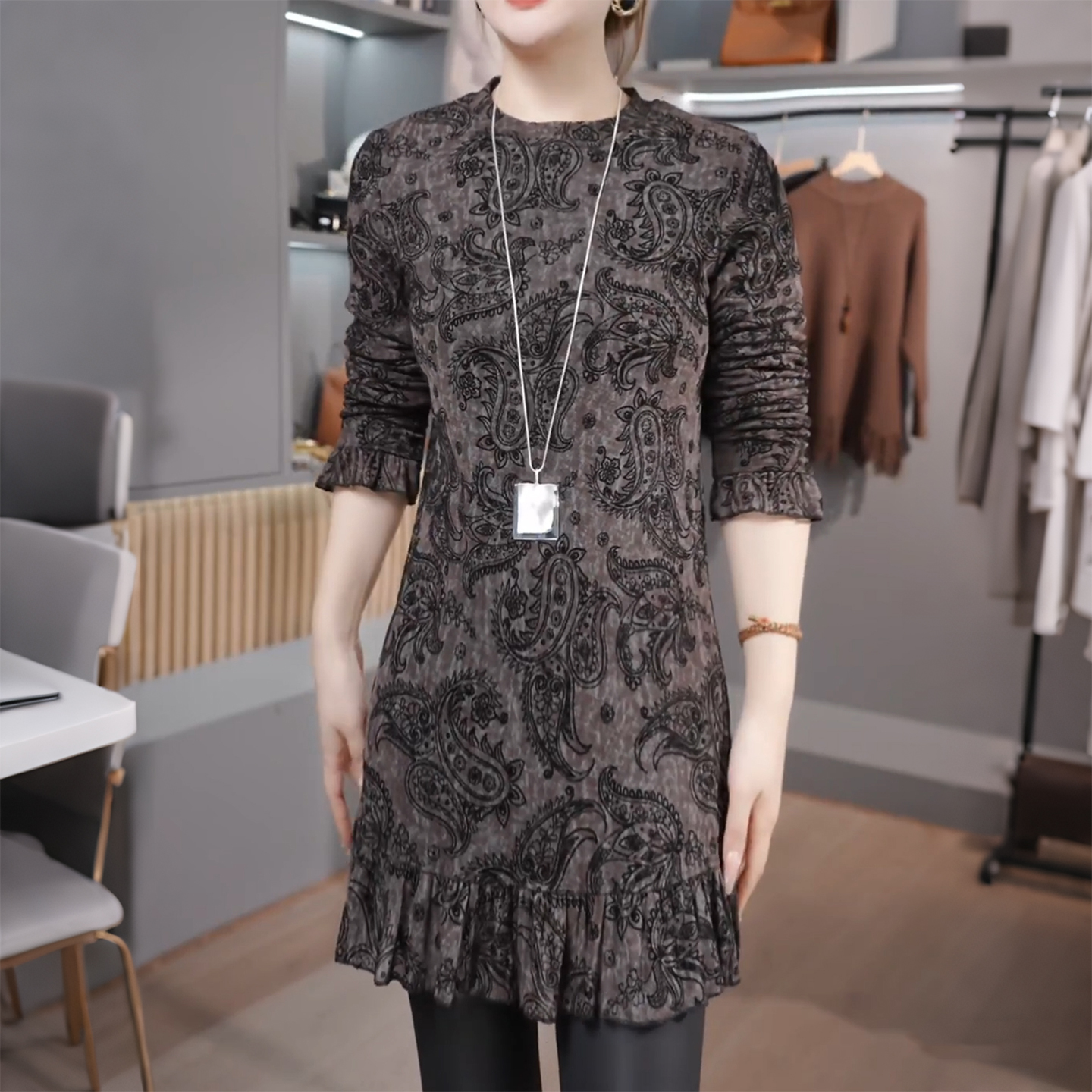 今年流行圆领长袖印花打底衫女秋冬季新款高级独特中长款T恤上衣