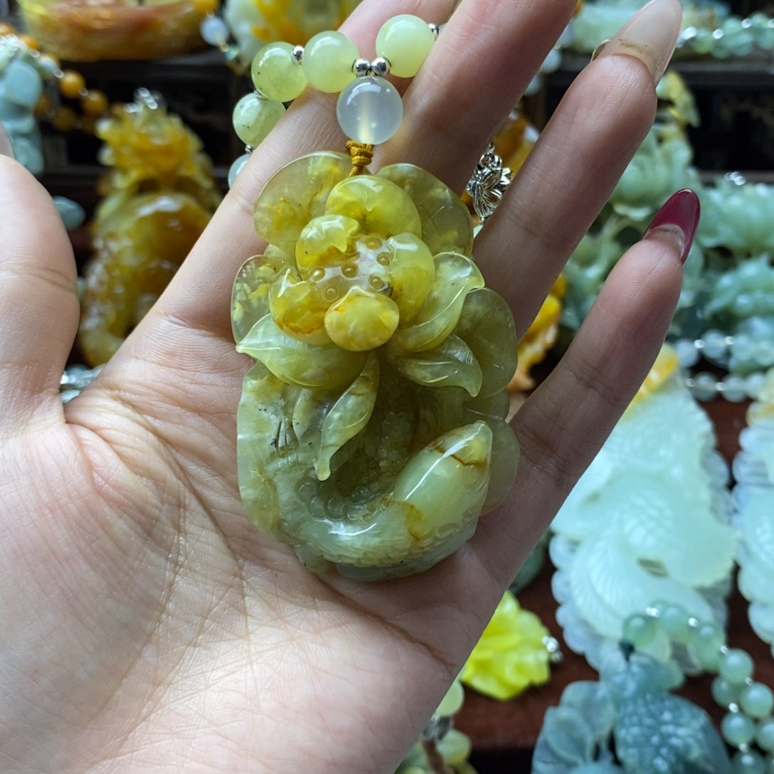 蛇纹石玉颈饰未镶嵌