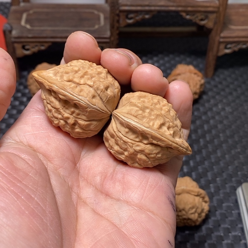 【闪购商品】文玩核桃把件34.5尺，有修龟甲纹