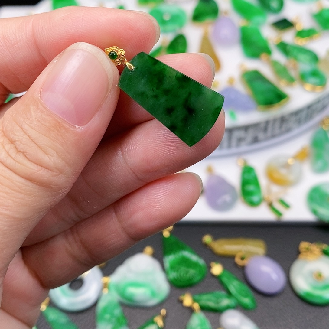 翡翠吊坠(不含链)18K金镶嵌