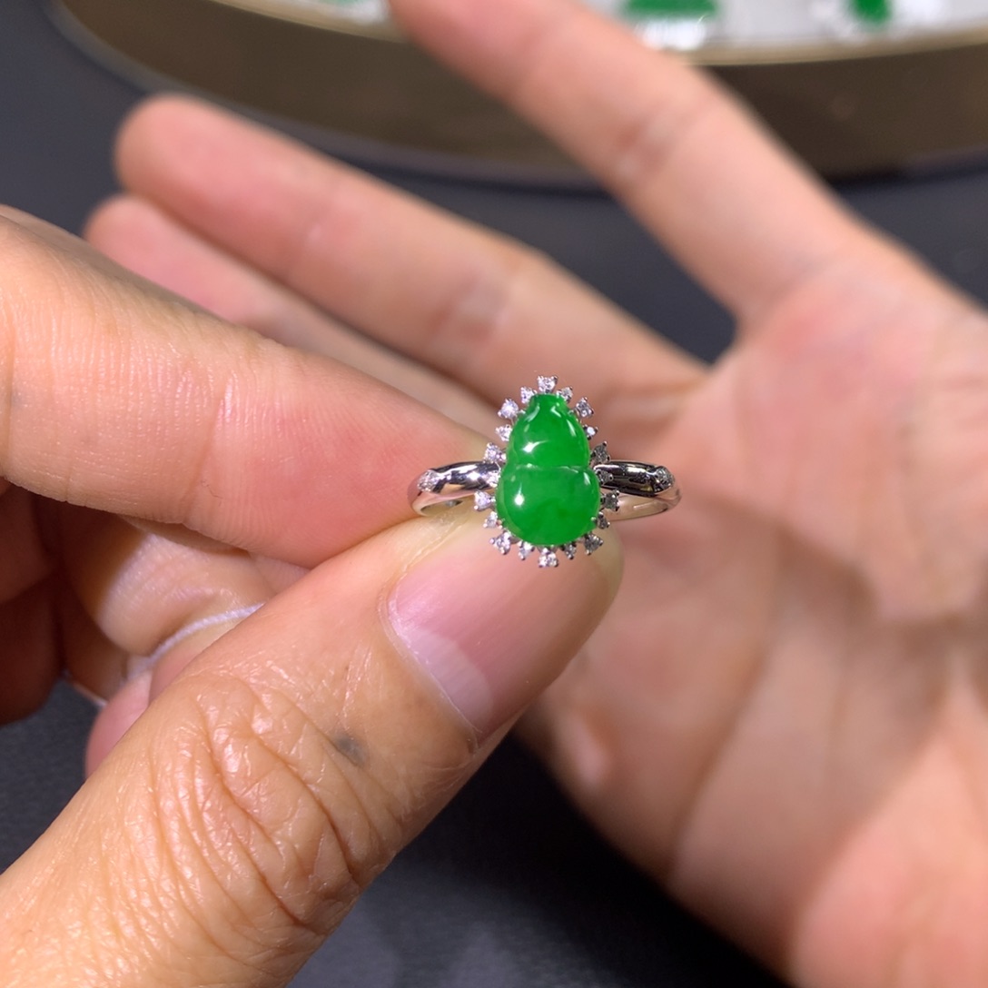 翡翠戒指18K金镶嵌翡翠