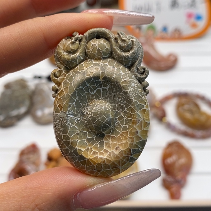 硅化玉颈饰未镶嵌双龙戏珠