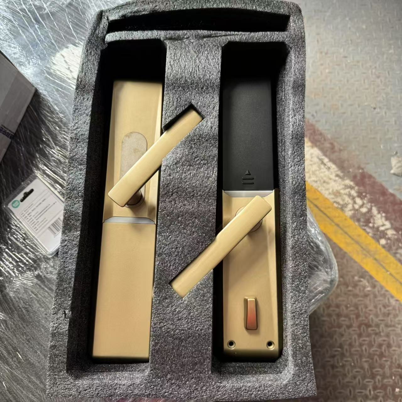 G1010202智/能密码锁（不包安装）库存尾货餐桌（三楼）