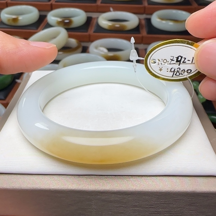 和田玉（糖玉）未镶嵌手镯