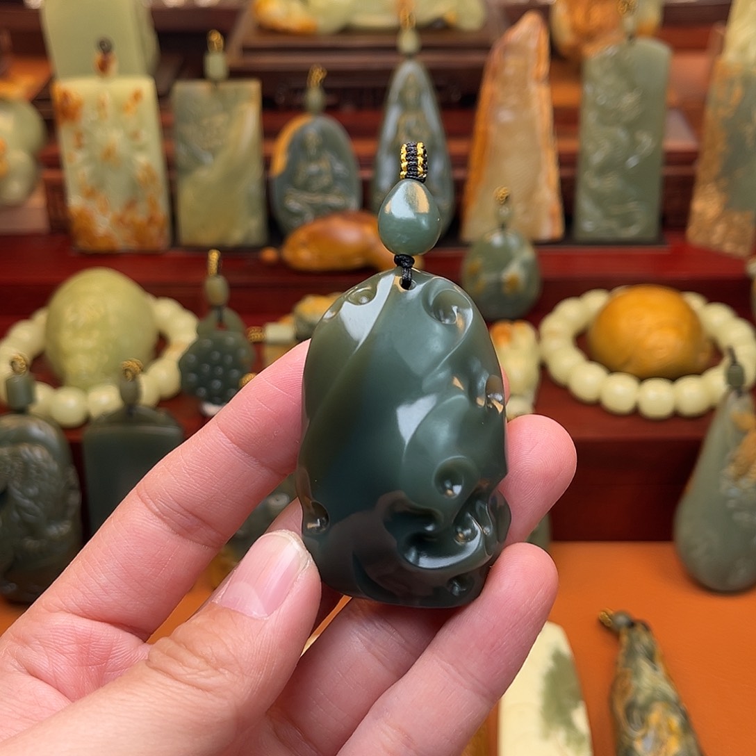 岫岩老玉（透闪石质玉）颈饰未镶嵌麋**森