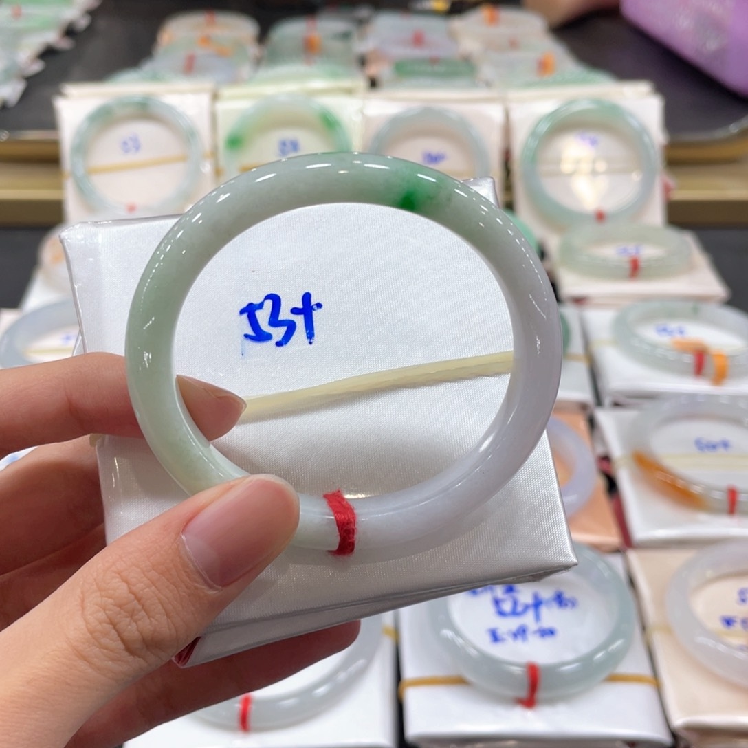 翡翠手镯未镶嵌翡翠手镯