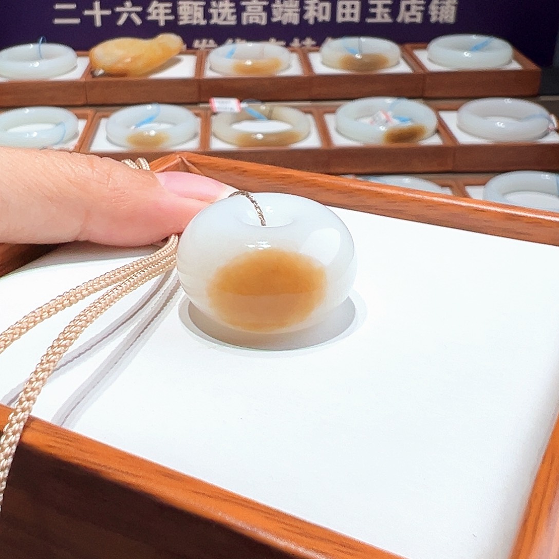 和田玉吊坠未镶嵌是**呀