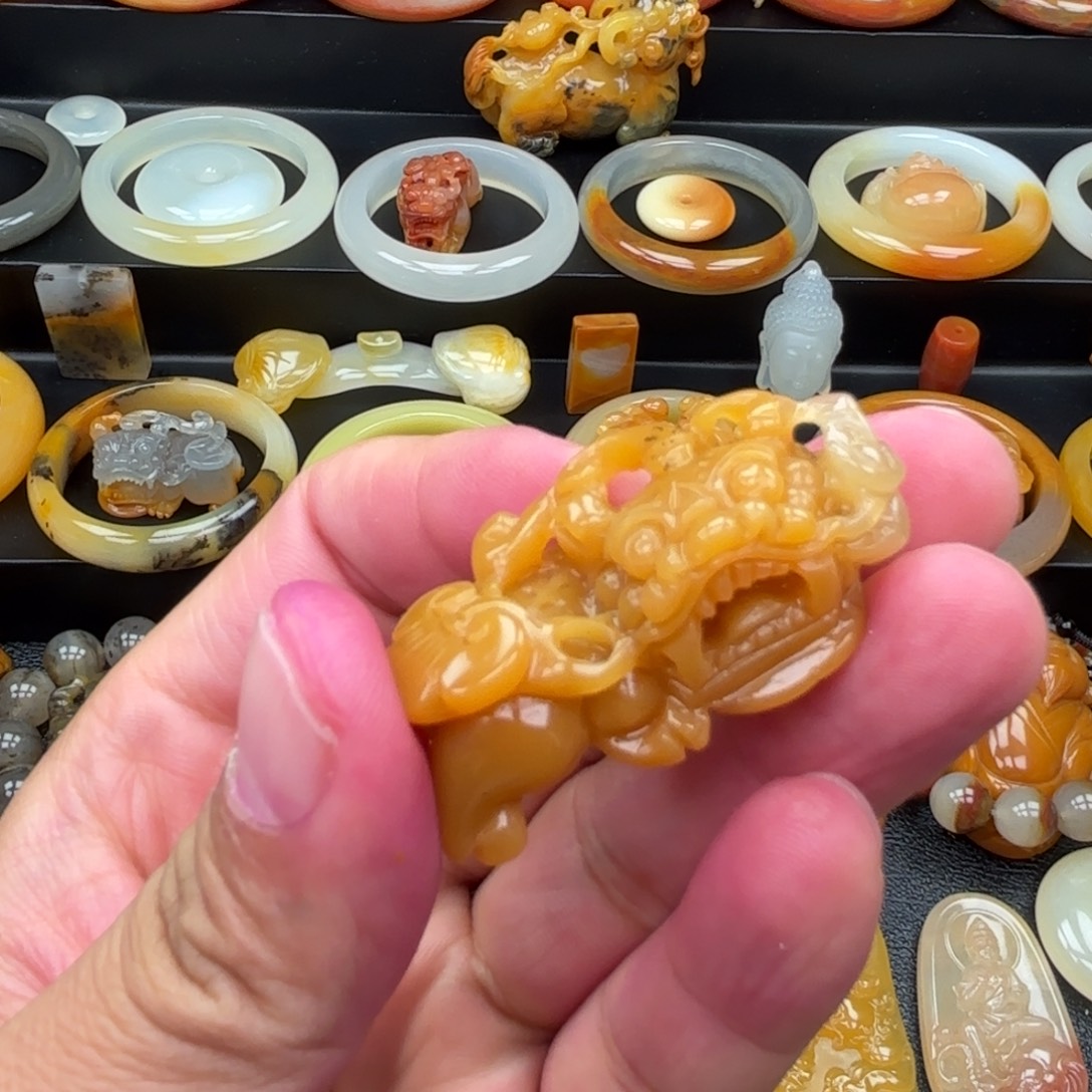 石英质玉（黄龙玉）未镶嵌颈饰