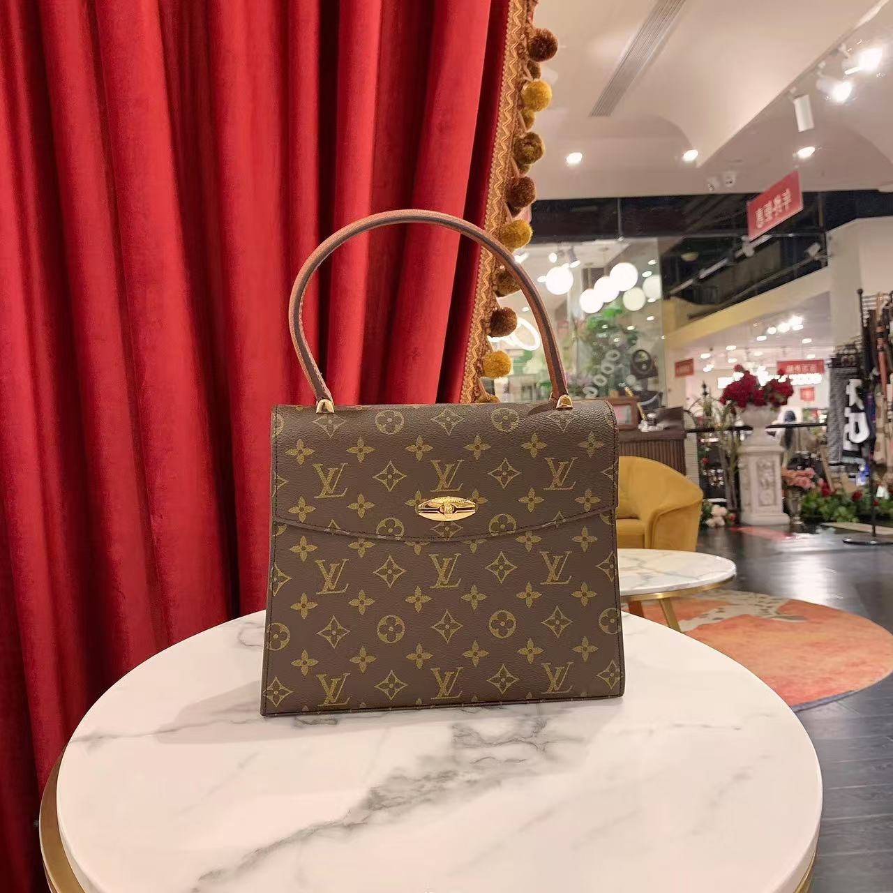 95新 LouisVuitton/路易威登 kelly老花金扣手提包/84589234