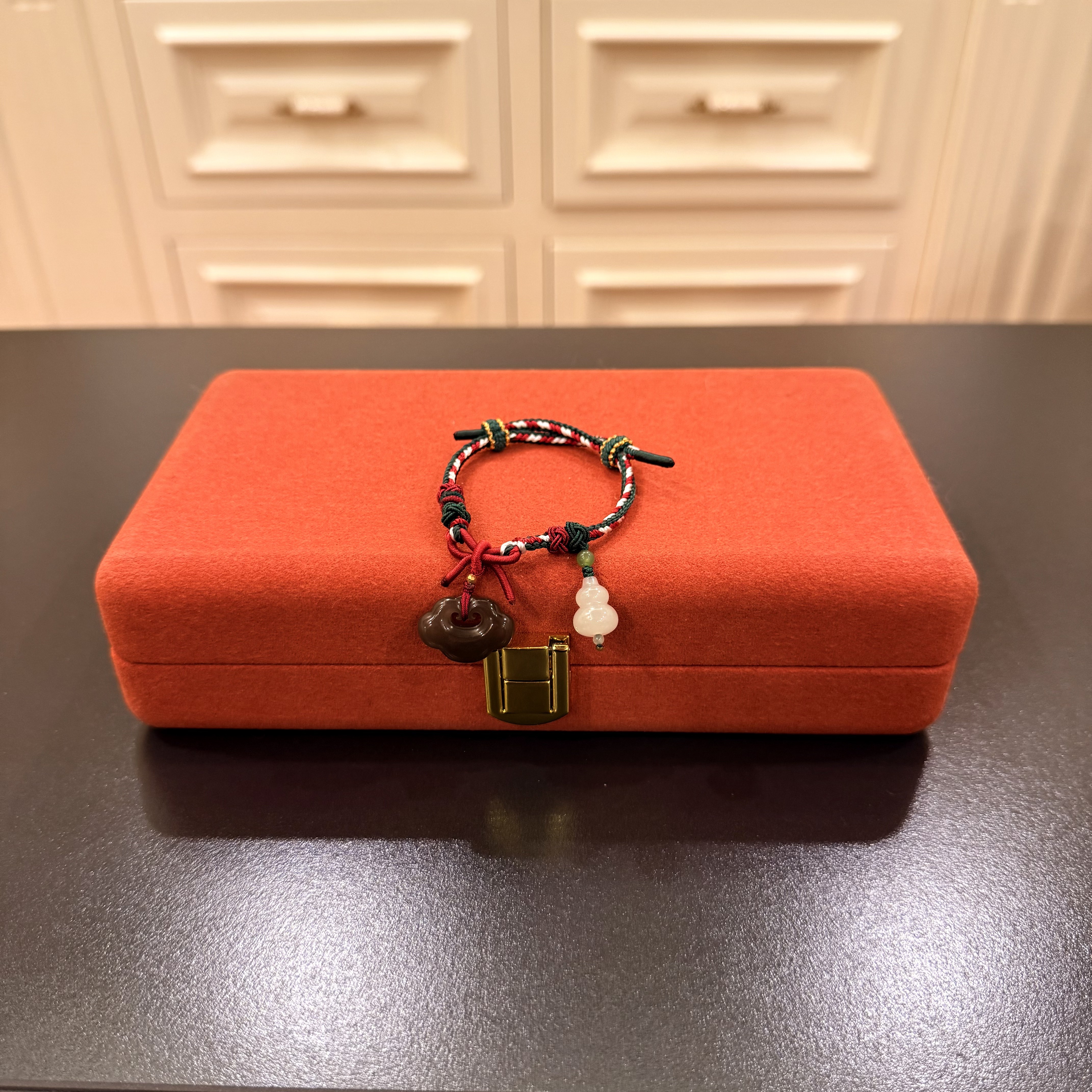 壹屿珠宝     121157    18 K金配件和田玉典藏级手饰