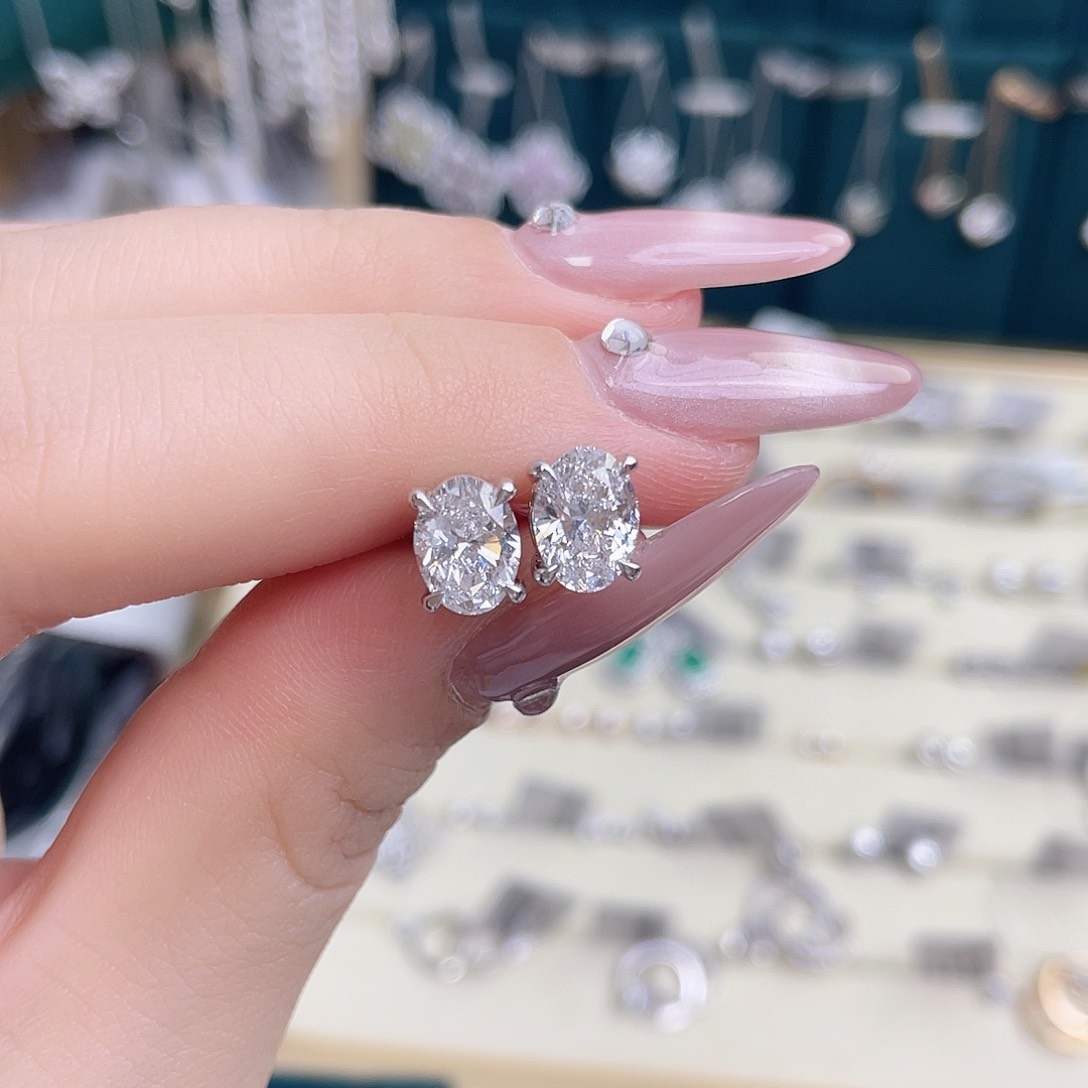 实验室培育钻石铂Pt950镶嵌椭圆耳钉单颗一克拉
