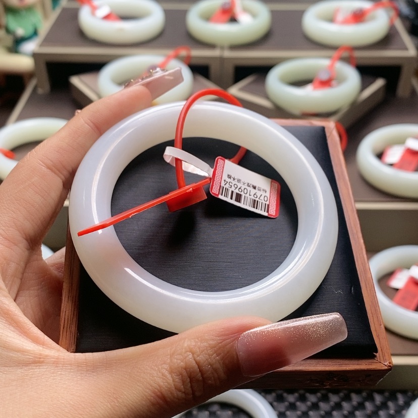 【闪购商品】和田玉手镯未镶嵌嘿**嗨