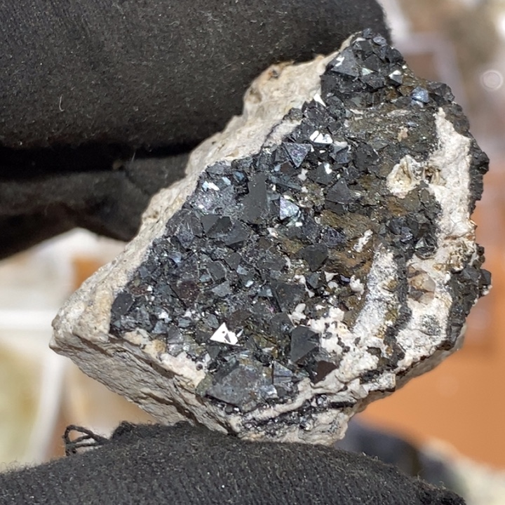 石材磁铁矿可吸小三角