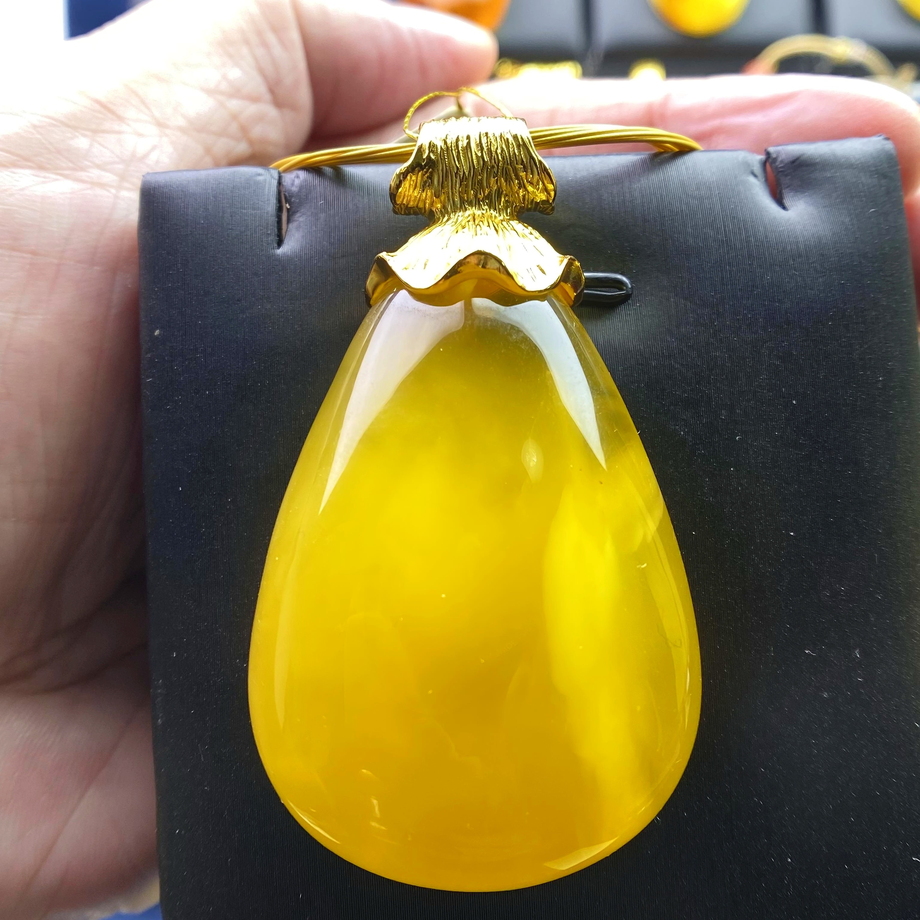 【芊玥珠宝】琥珀蜜蜡鸡油黄吊坠精美手工镶嵌高55宽32厚15