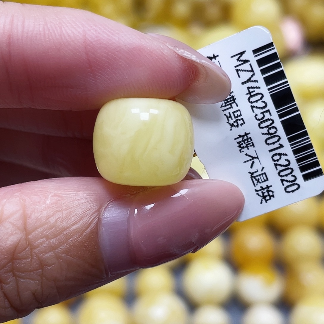 蜜蜡未镶嵌裸石13.5*11.4mm瑕