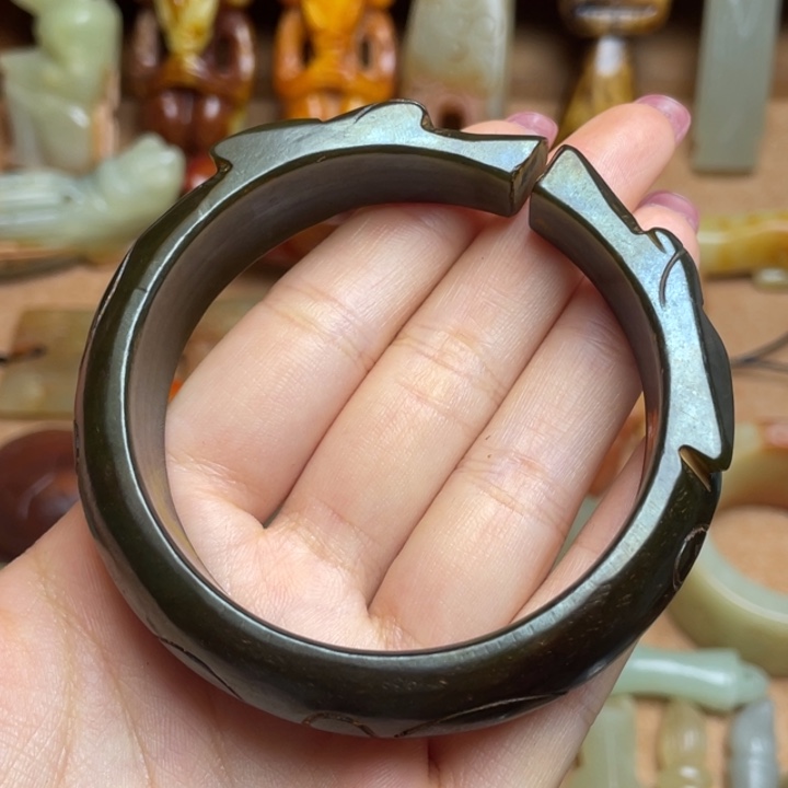 蛇纹石玉未镶嵌颈饰