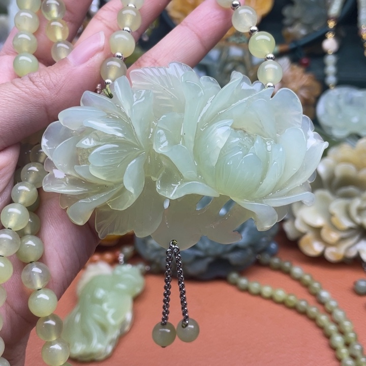 蛇纹石玉吊坠合金