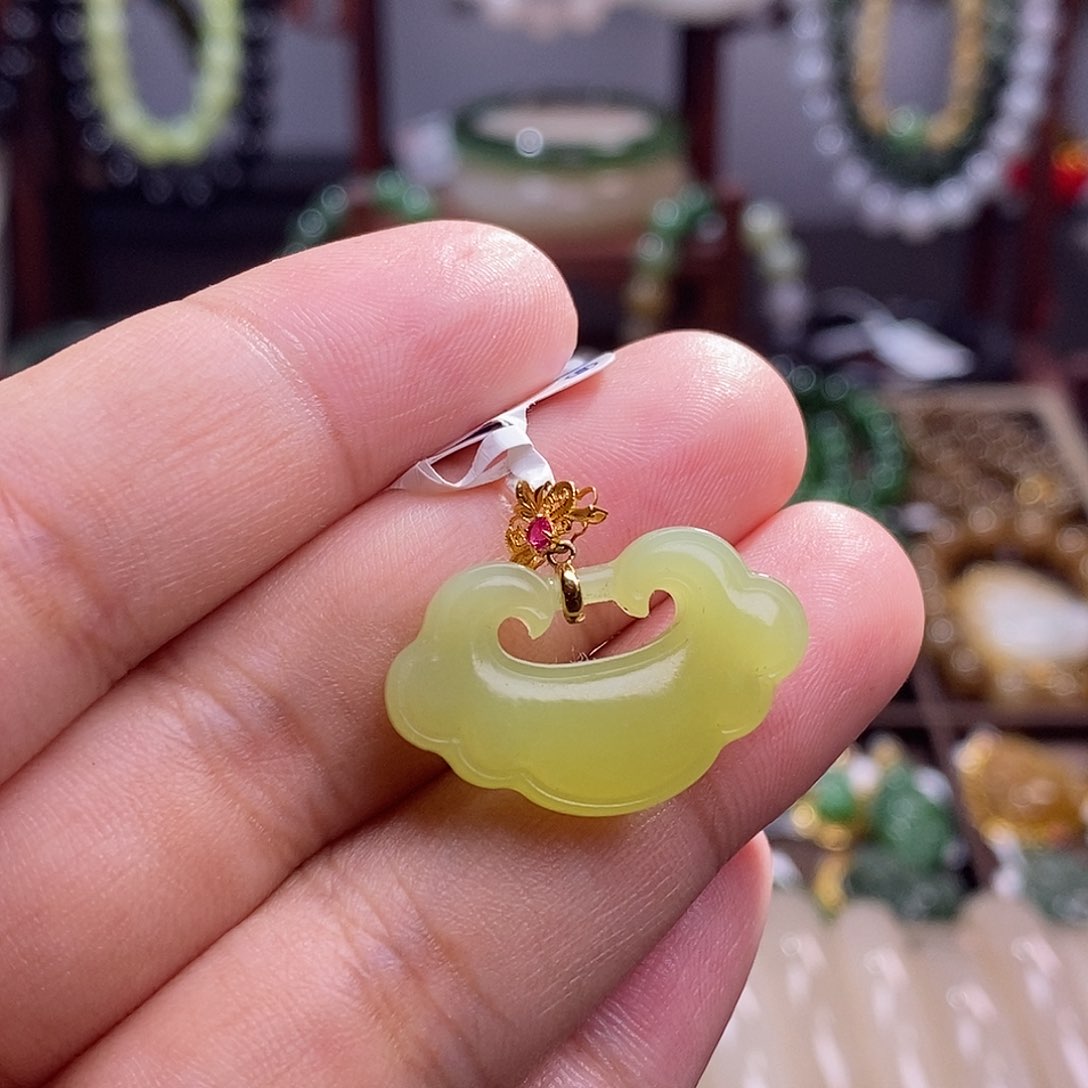 和田玉孤品新疆黄口鸡油黄老矿料金镶如意吊坠未镶嵌