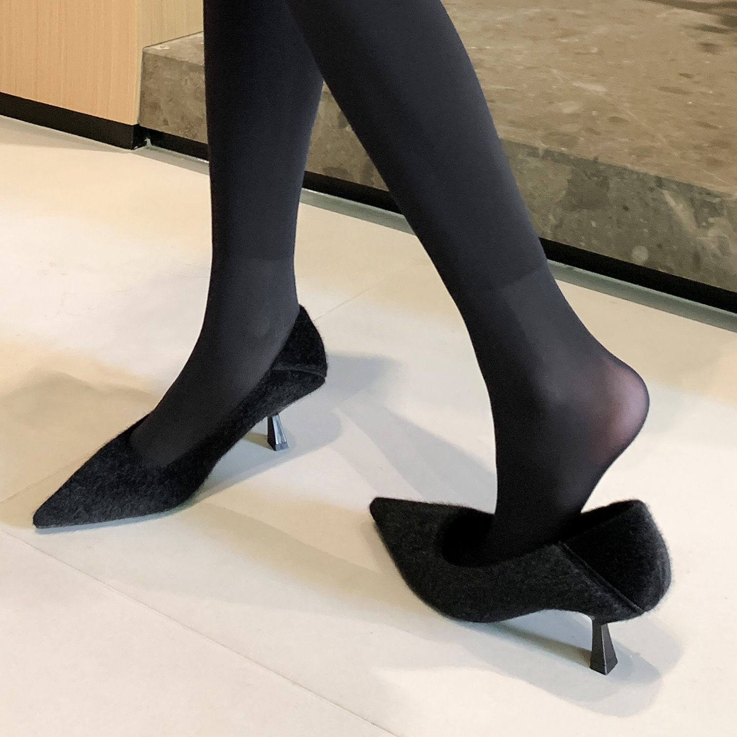 工作鞋加绒女鞋秋冬季尖头职业风细跟通勤单鞋黑色毛毛鞋软底保暖