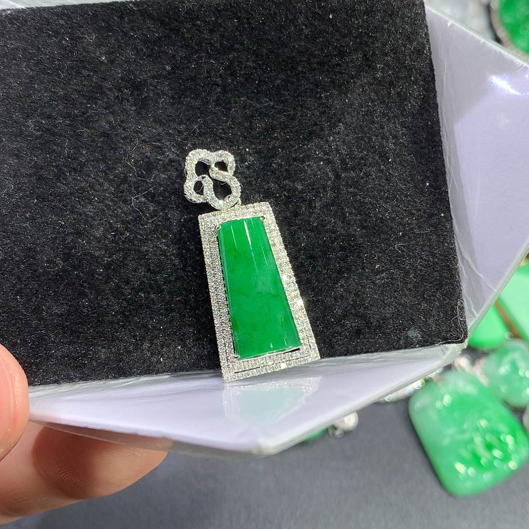 翡翠吊坠(赠链)18K金镶嵌
