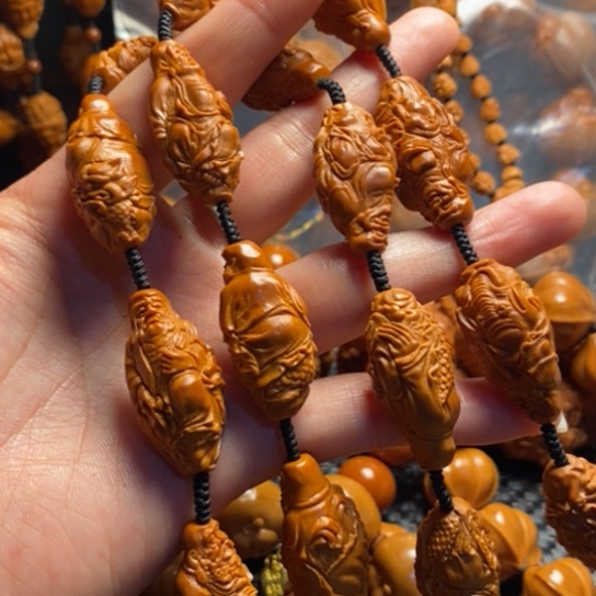 橄榄核吊坠骑兽罗汉