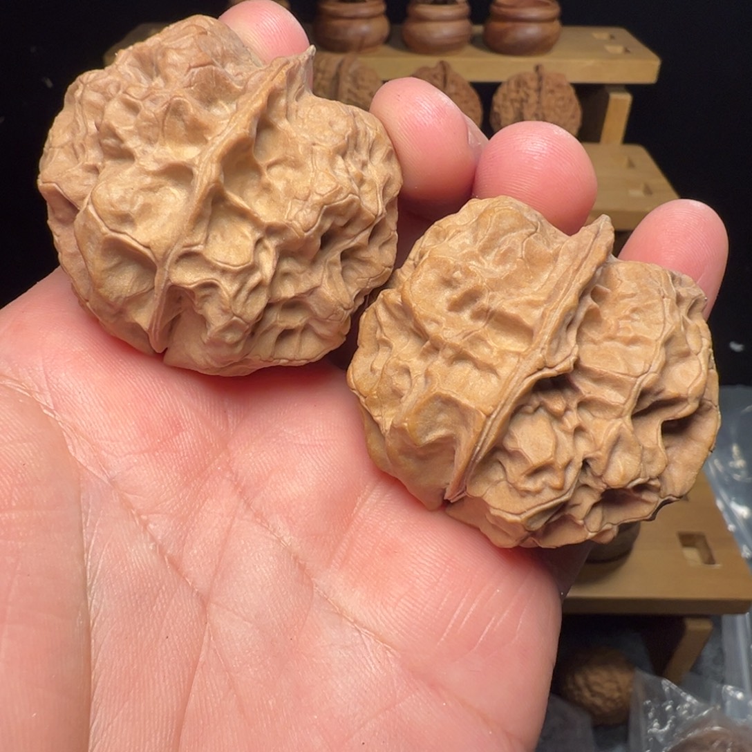 文玩核桃吊坠七彩皇冠42mm