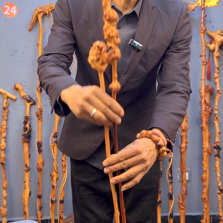 黑果木一物一拍，以直播间截图实物为准，有风化裂痕