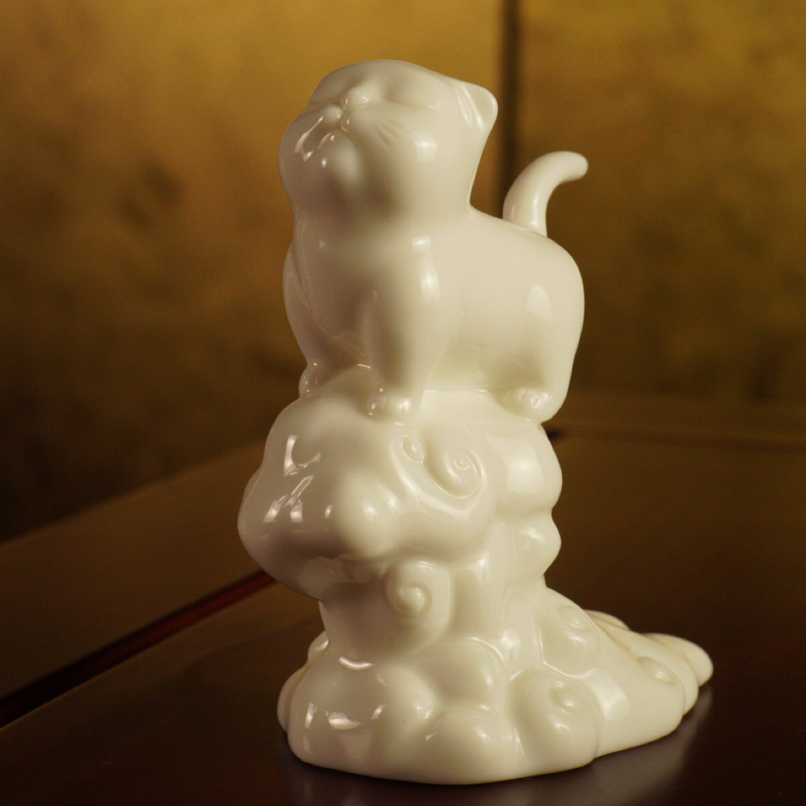 可爱的白瓷云猫小摆件