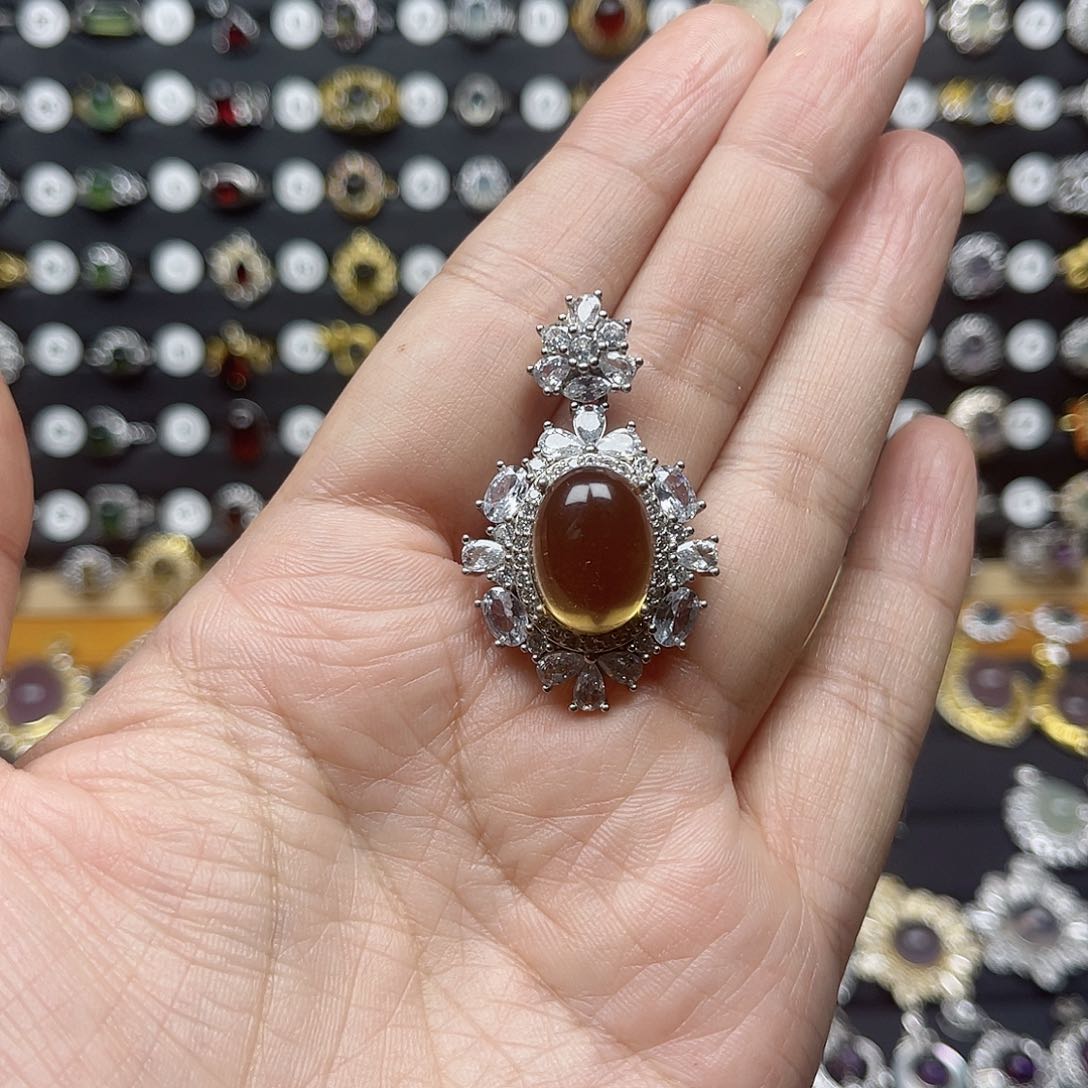 蛇纹石玉颈饰银S925镶嵌鸡*黄