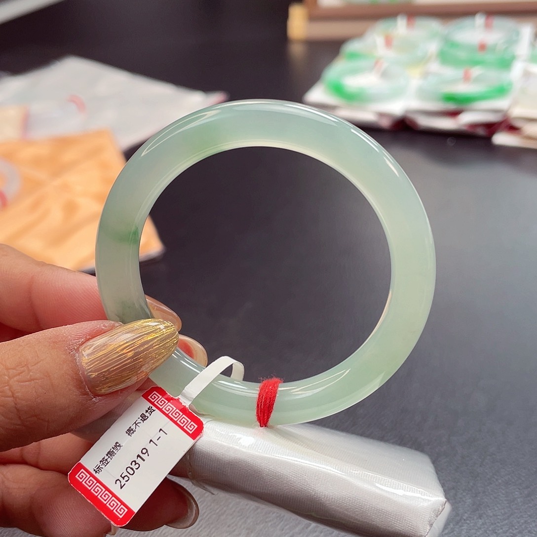 翡翠未镶嵌手镯冰晴炸光葡萄肉飘绿圆条50-51