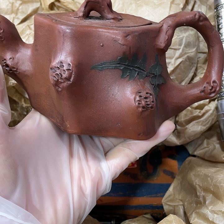 茶壶紫砂矿泥料，纯手工制作的一把紫砂壶。