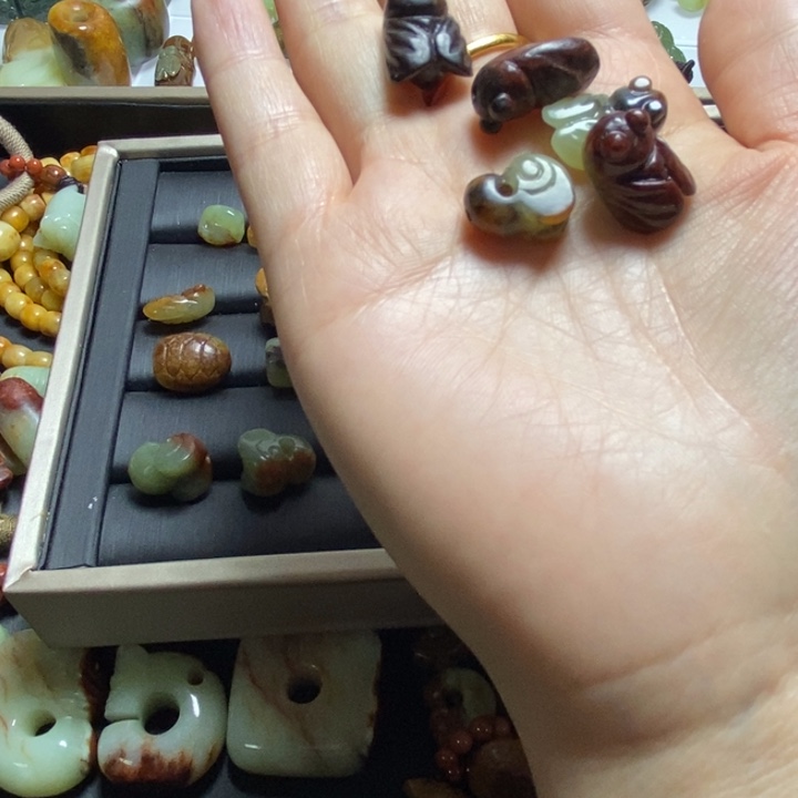 红***子岫岩河磨玉（透闪石质玉）未镶嵌珠宝奇石