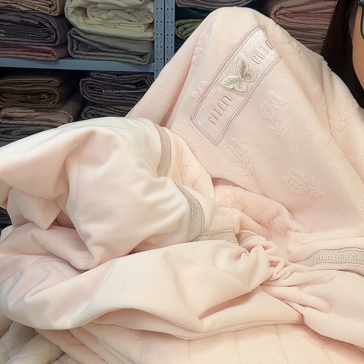 棉棉粉色标准绒床盖