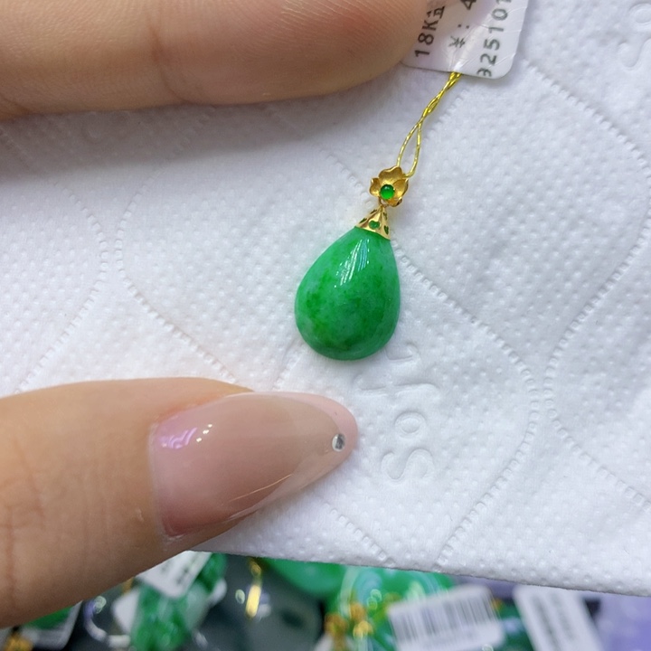颈饰18K金镶嵌翡翠