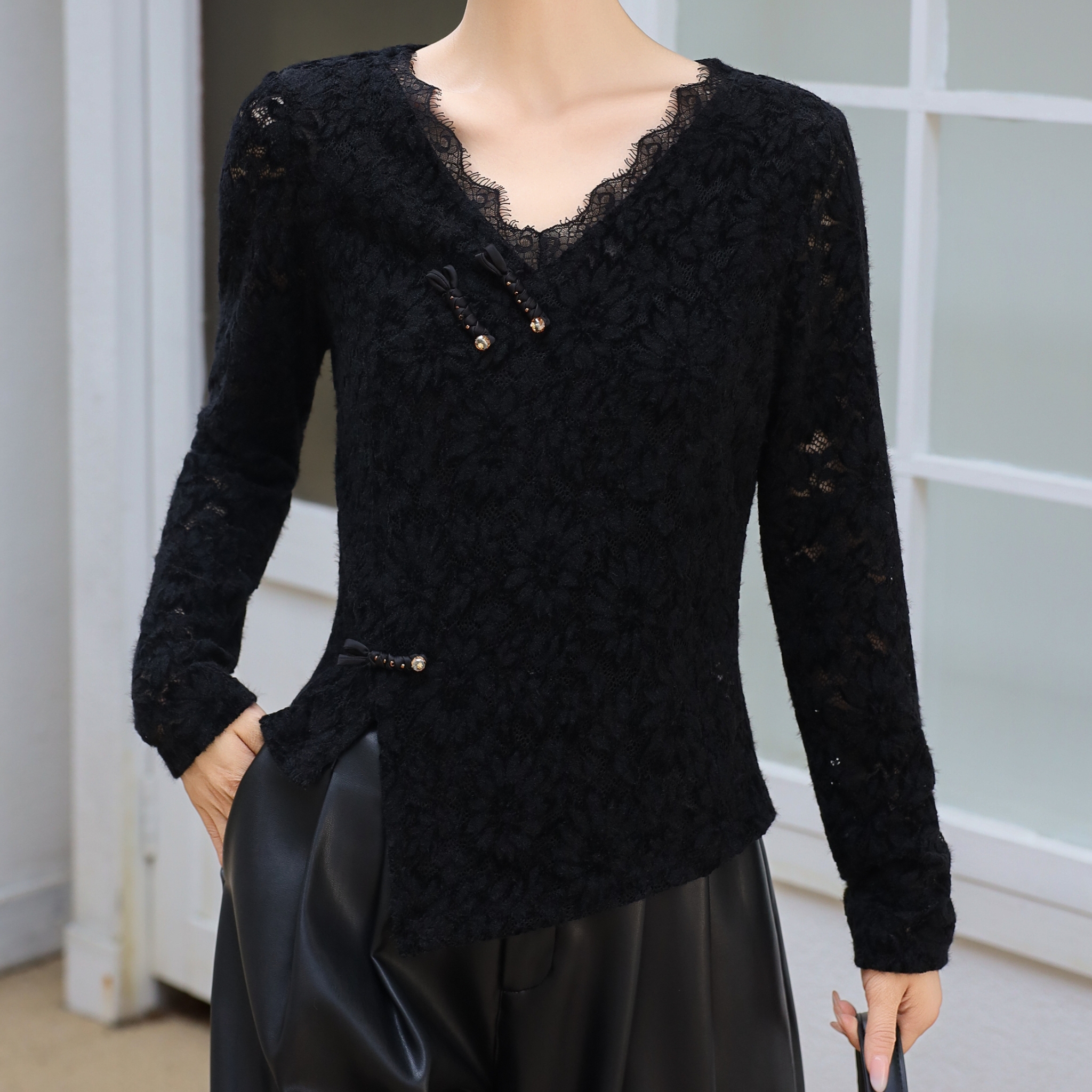 【歌哥优质】蕾丝拼接新中式V领长袖气质打底上衣829