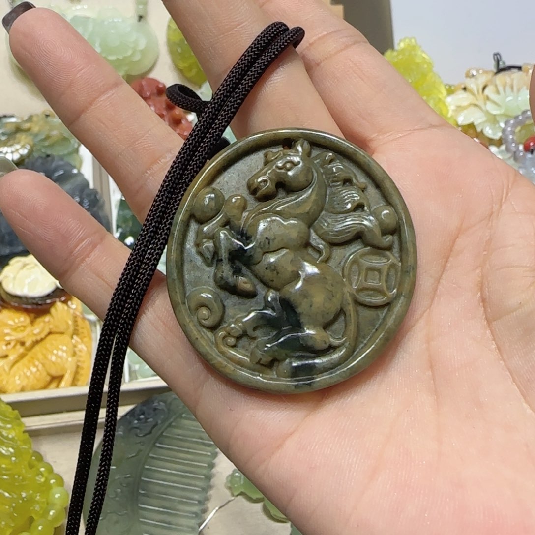 未镶嵌蛇纹石玉吊坠