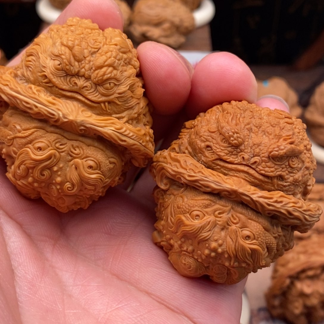 于***言核桃把件刘海戏金蟾