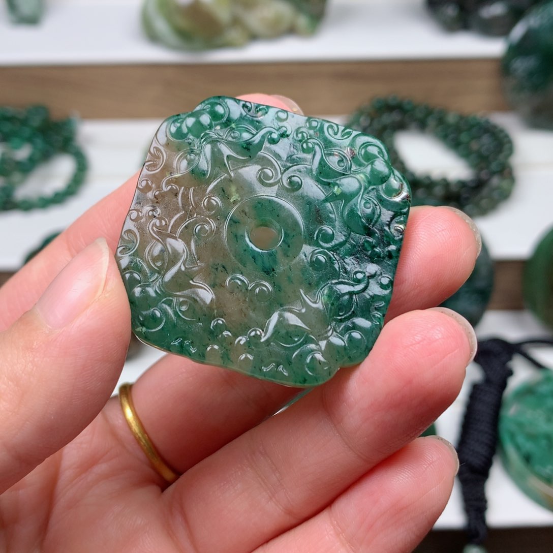 独山玉颈饰未镶嵌郎****在